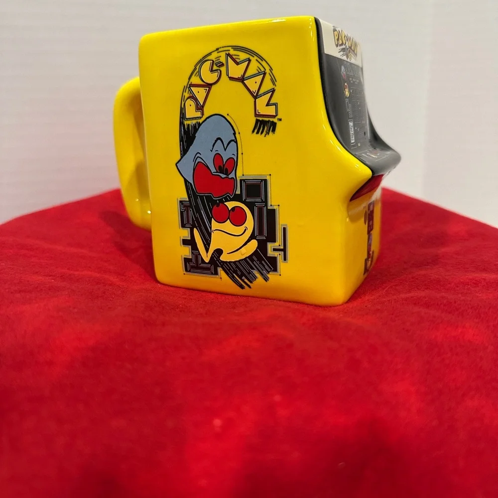 PAC MAN Vintage Video Arcade Game Shaped Ceramic Coffee Mug chipped as shown